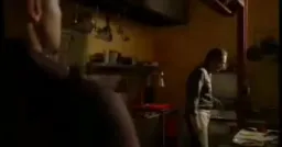 مرد درحال آشپزی جلو مرد دیگر