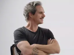 مرد در حال بحث با فلاترشای