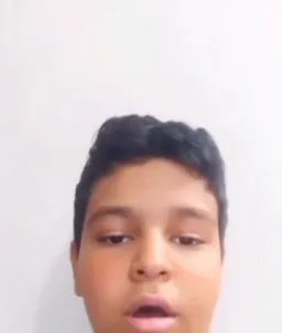 پسر در حال خواندن آهنگ محسن لرستانی