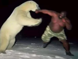 جنگیدن مرد با خرس قطبی