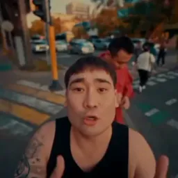 رپر قزاقستانی درحال رپ گفتن و گفتن فحش های ایرانی