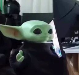 بیبی یودا در حال تماس گرفتن