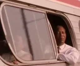 نگاه پرآرامش مورگان فریمن به خارج قطار