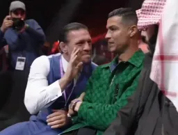 رونالدو بی اهمیت نسبت به مرد درحال حرف زدن (کامل+با کیفیت)