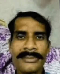 مرد هندی پوکر فیس درحال نگاه کردن تو دوربین