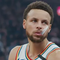 استفن کری خندان و درحال دست زدن