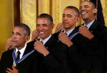 obama giving himself a medal