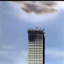 کارگر ها درحال ساخت آسمان خراش