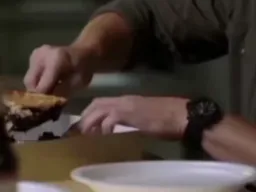 غذا خوردن مرد در موقعیت های مختلف