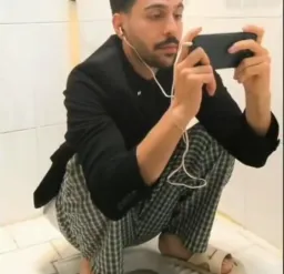 مرد با گوشی در مکان های مختلف