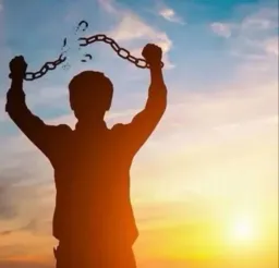 مرد درحال شکستن زنجیر