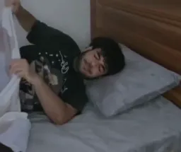 آسوده و راحت خوابیدن مرد