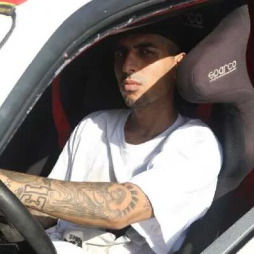 زود برو سمت دستشویی شلوارتو در بیار پیشرو