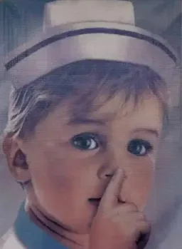 بچه درحال نشون دادن علامت سکوت