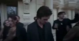 مرد ناراحت در جمع