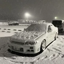 ماشین در زیر برف