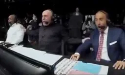 داوران کشتی کج در حال گزارشگری پر هیجان