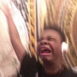 مرد سیاه پوست عصبی