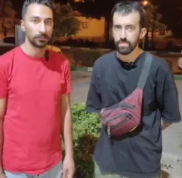 نگاه دو مرد پوکر فیس به دوربین