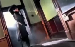 پسر درحال کشتن هم کلاسی ها