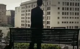 نشستن مرد روی نیمکت و خیره شدن