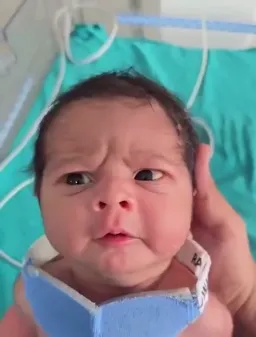 نگاه های عجیب بچه در بیمارستان