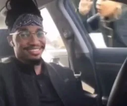 امباتاکام درحال بی توجهی کردن و خودارزیابی کردن