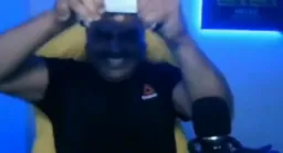 فشار خوردن مرد موقع گیم زدن