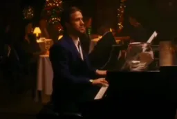 رایان گاسلینگ درحال پیانو زدن