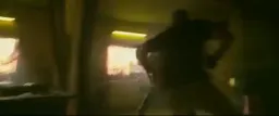 مرد درحال دعوا با چند نفر