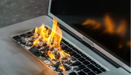 کیبورد لپتاپ در حال آتش گرفتن و آب شدن