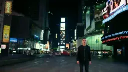 مستر ربات درحال دیدن تلویزیون تبلیغاتی