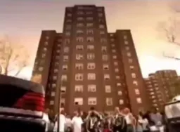 مرد چاق در حال رپ خوندن