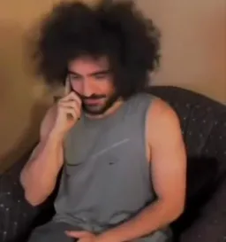 مو فر درحال تلفن حرف زدن و تایید کردن