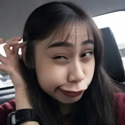 دختر با چهره عجیب