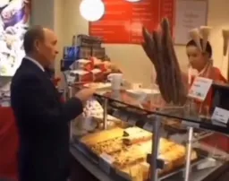 پوتین در حال تنها غذا خوردن و لذت بردن