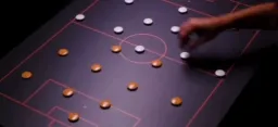 ژاوی در حال توضیح دادن تاکیک فوتبال
