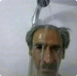 مرد پوکرفیس زیر دوش حمام