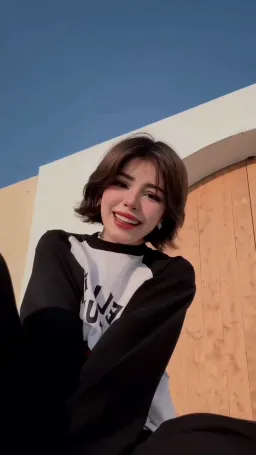 دختر زیبا در حال خواندن آهنگ