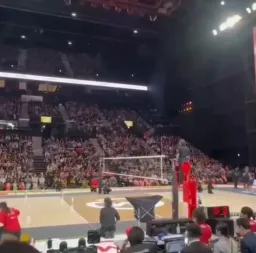 پسر درحال معذرت خواهی از دختر