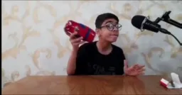 کودک درحال توضیح دادن و ضبط محتوا