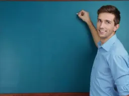 مرد درحال توضیح دادن یک چیز روی تخته