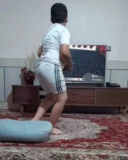بچه در حال رقیصدن