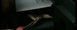 تامی شلبی ناراحت کنار جنازه پدر