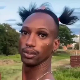 مرد با آرایش در حال نگاه کردن به دوربین