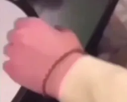 مرد درحال مسواک زدن به دستش