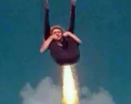 مرد درحال پرواز