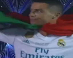 نشون دادن عدد ۵ توسط رونالدو