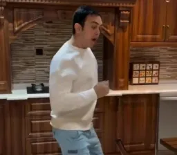 رقص مرد با خوشحالی فراوان