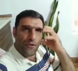 مرد درحال درآوردن ادای رادیو